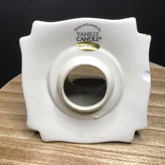 ‼️DONATING SOON‼️Yankee Candle Christmas Winter Holly Berry Shade with Plate - Picture 3 of 6